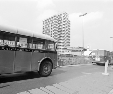 883703 Afbeelding van de optocht met historische autobussen en trams op het Stationsplein te Utrecht ter gelegenheid ...